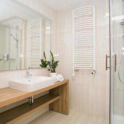 Badezimmer in einem Hotelzimmer